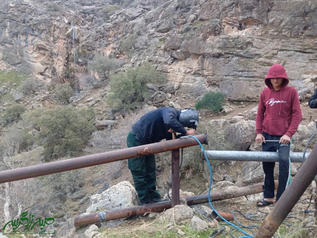خدمت‌رسانی در صعب‌العبورترین نقطه برای ۱۶۰‌خانوار روستای پاقلعه بخش سوق+تصاویر